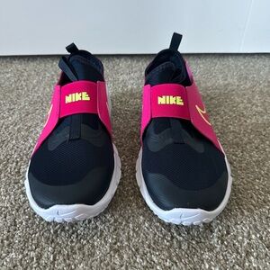 NEW Nike Dynamo Go FlyEase “Just Do It” Youth Sneakers (Size 5Y)